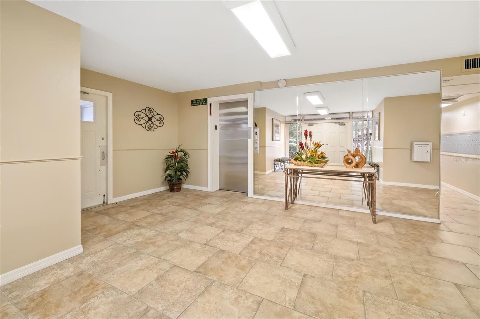 7461 W COUNTRY CLUB DR #404