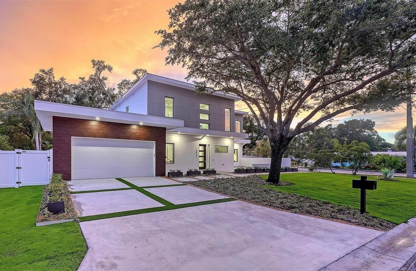 2010 HYDE PARK CIR