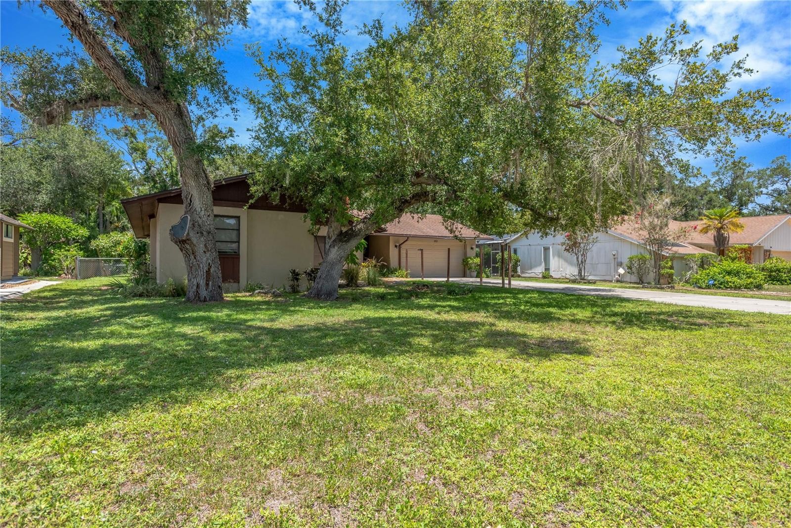 213 WHISPERING OAKS CT