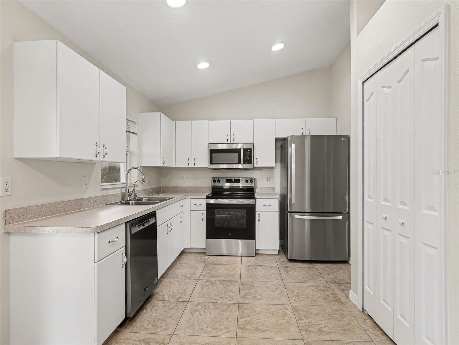 3217 N CHAMBERLAIN BLVD