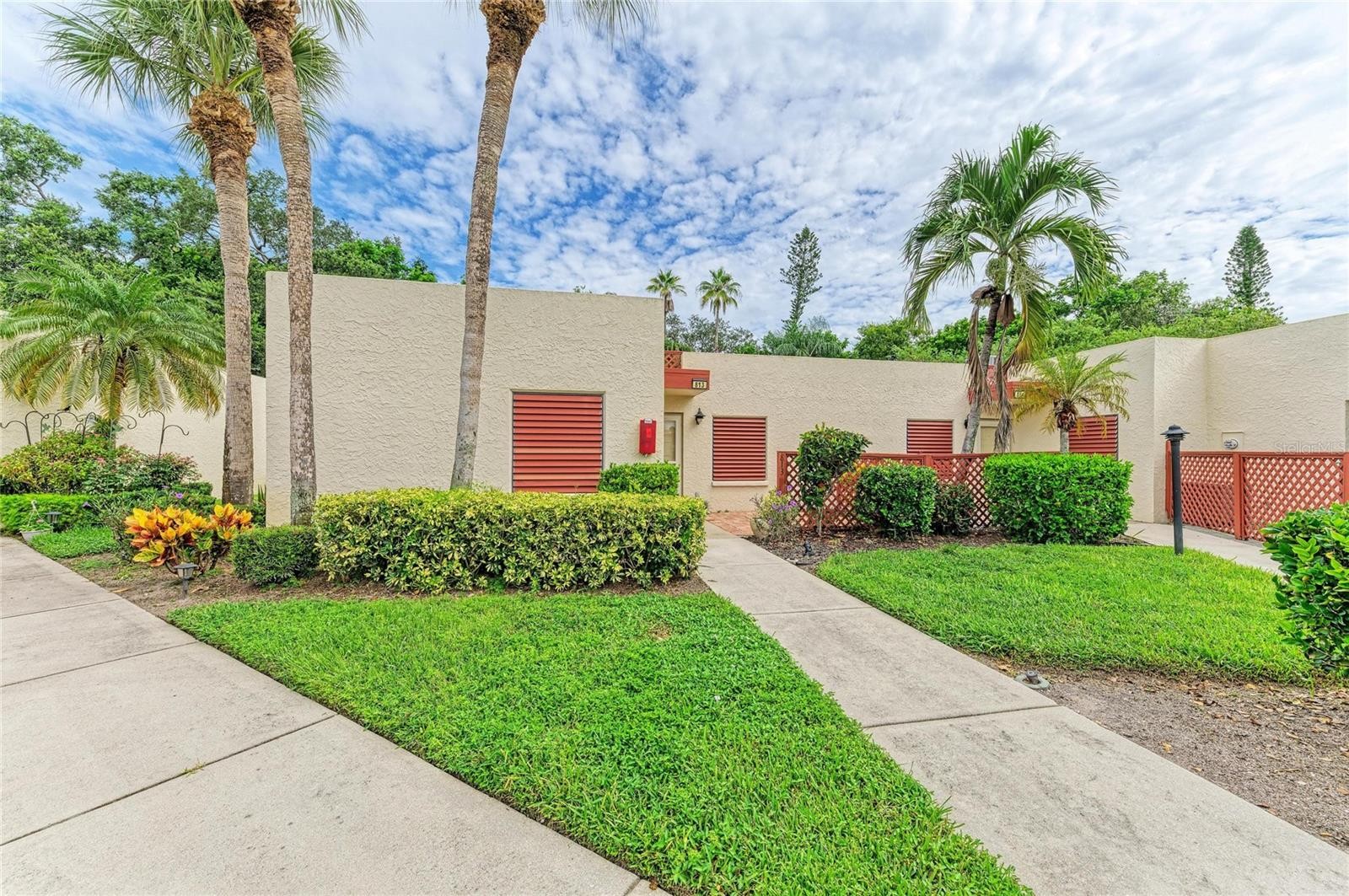 813 SPRING LAKES BLVD