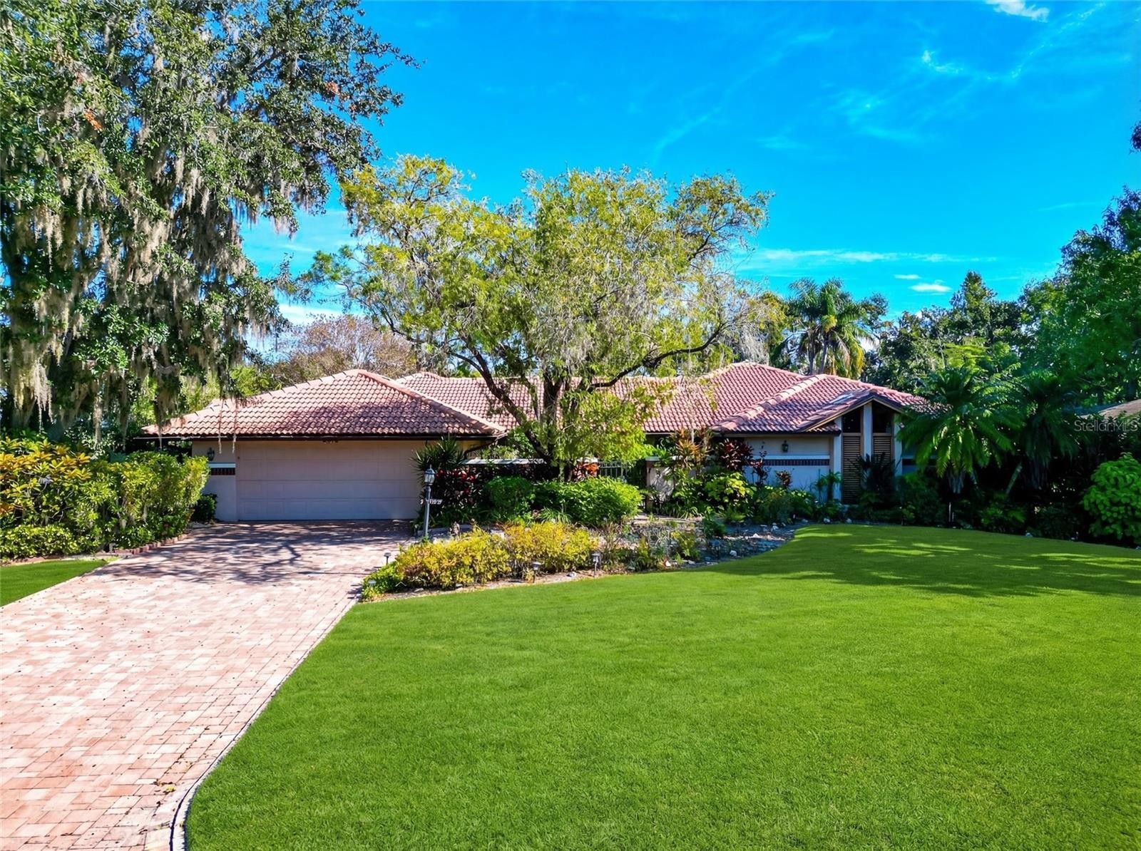 6976 COUNTRY LAKES CIR