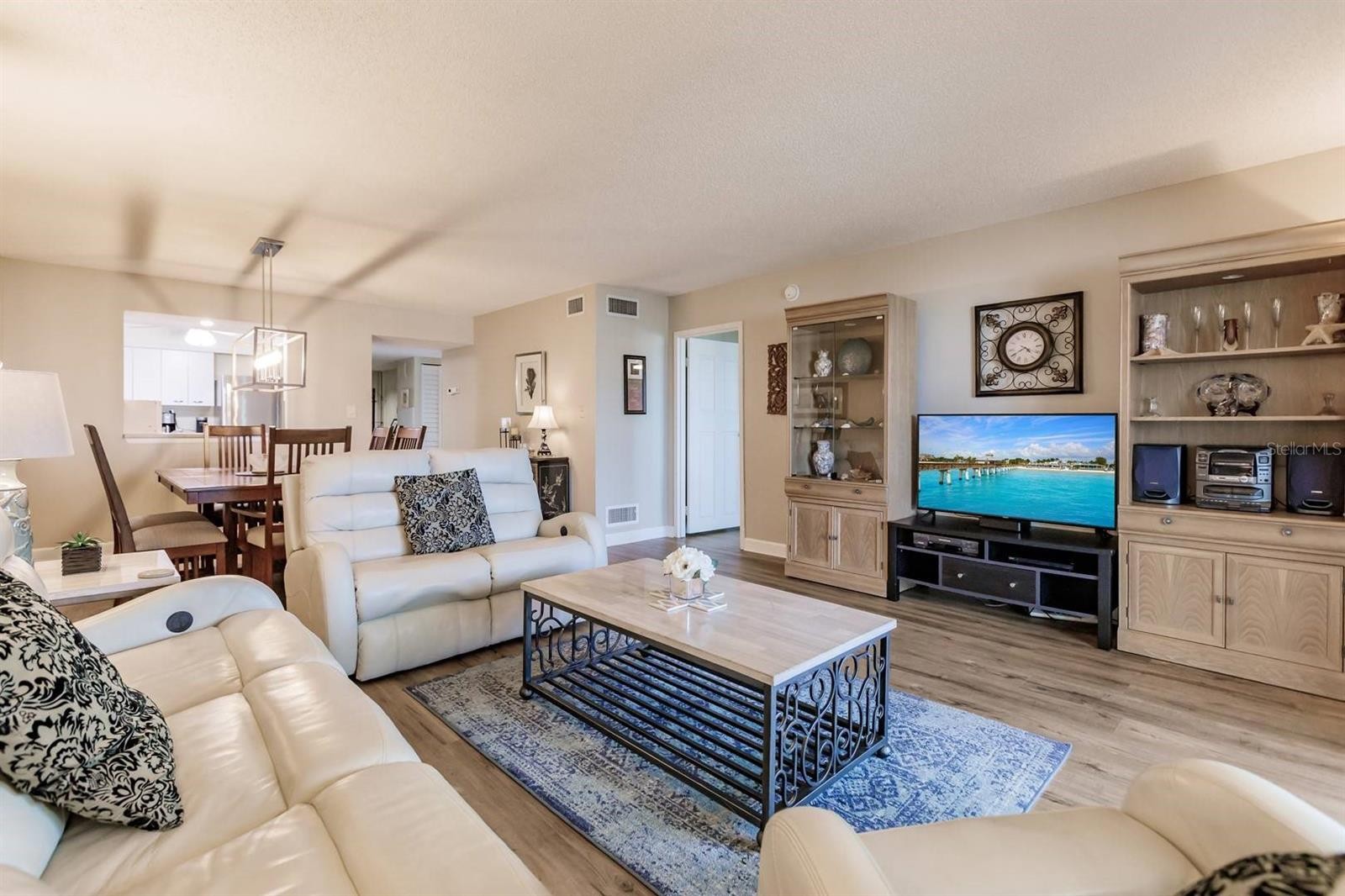 1125 W PEPPERTREE DR #701