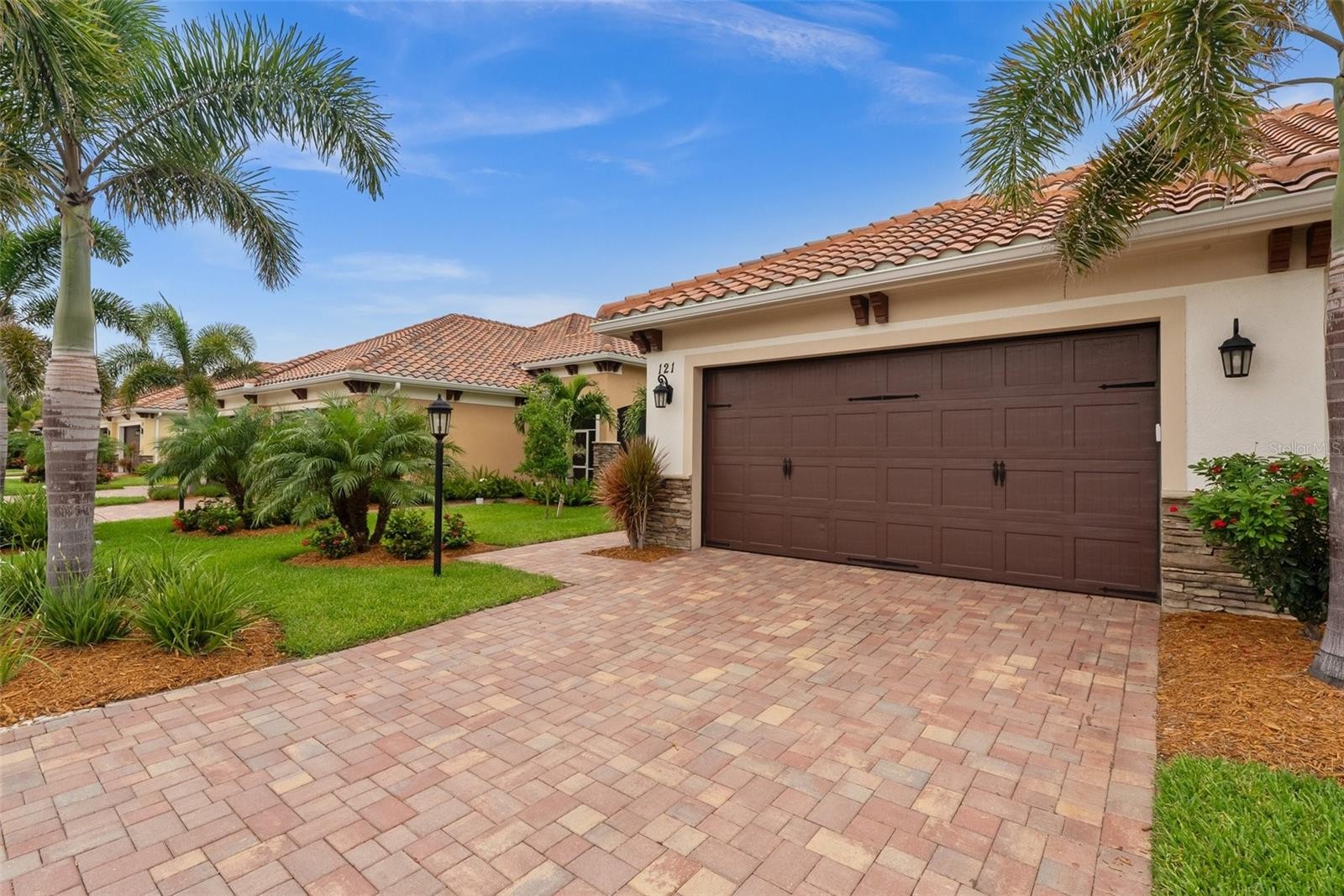 121 COLEBROOK CT