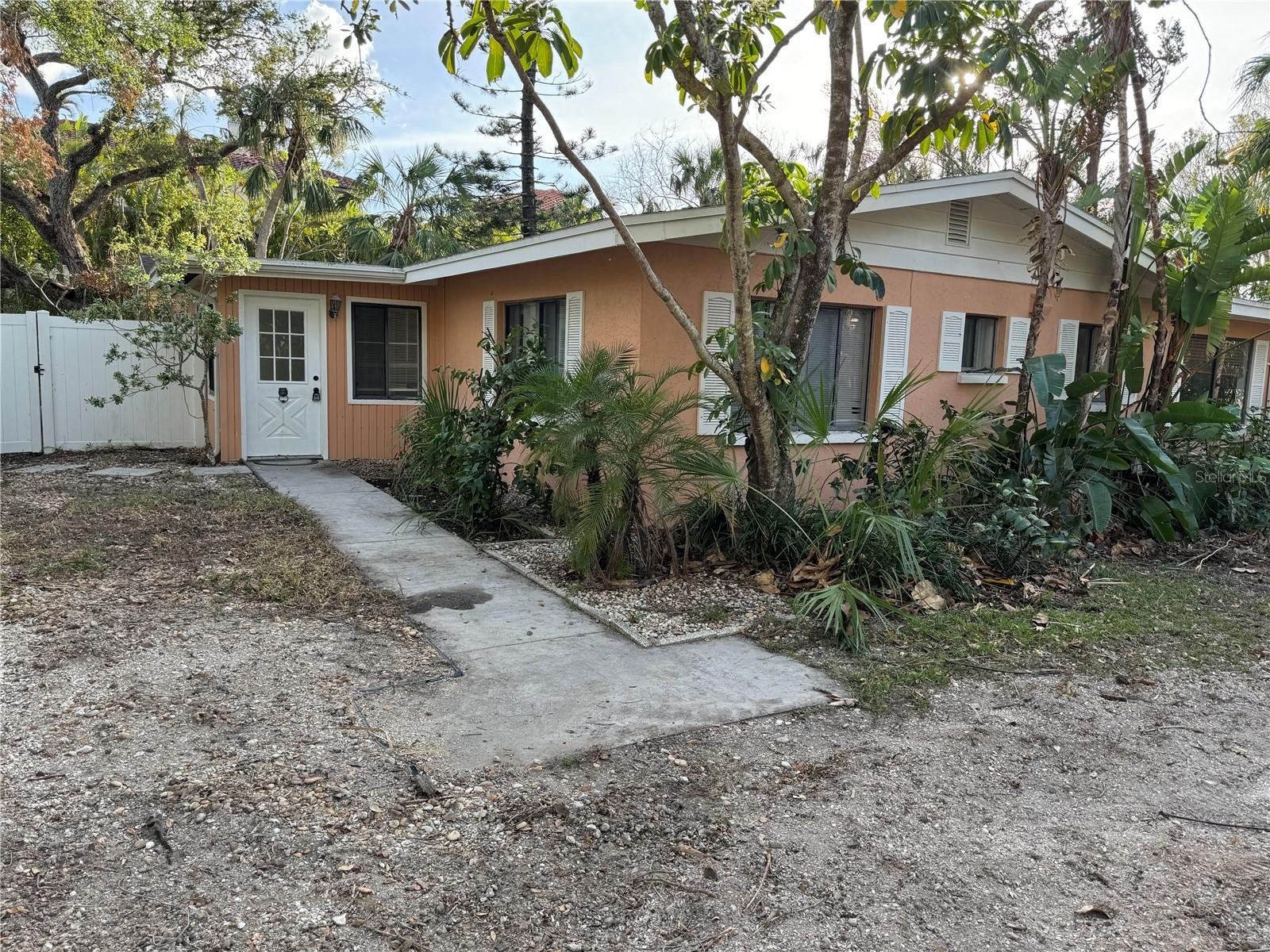 144 GARDEN LN