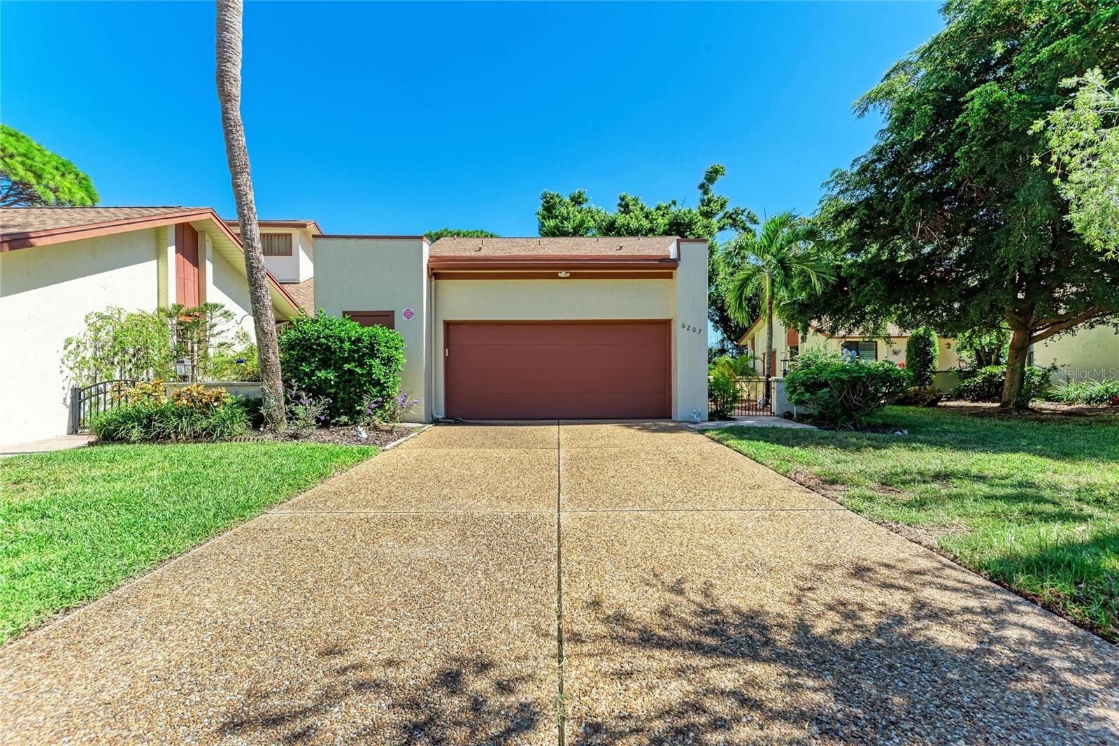 6207 COURTSIDE DR #23