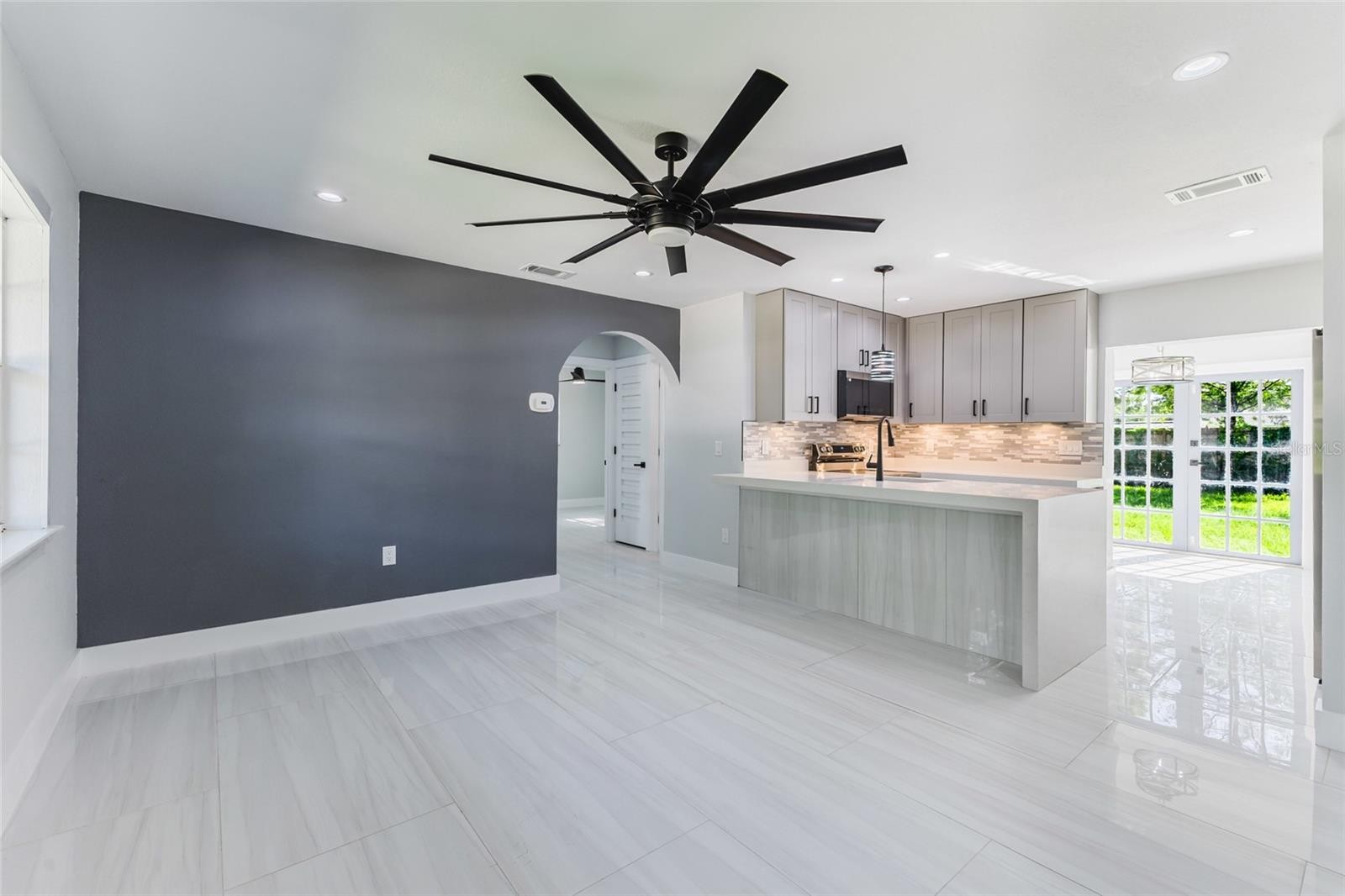 639 HAND AVE