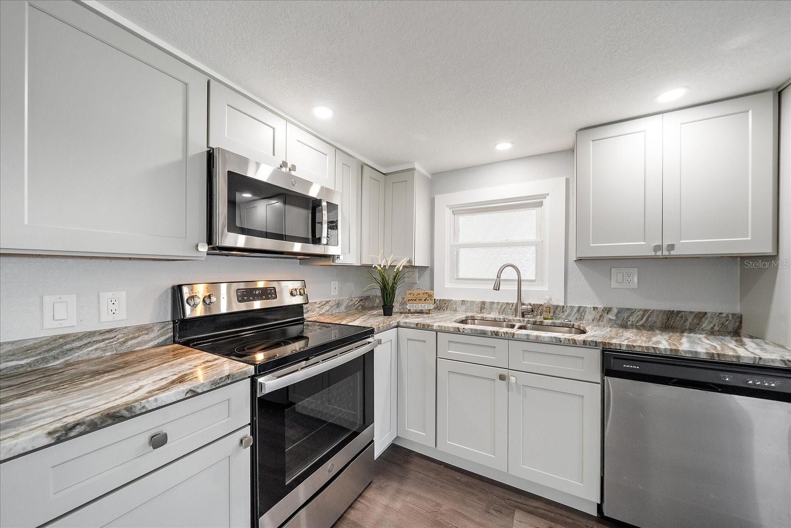 30 FLORES DR