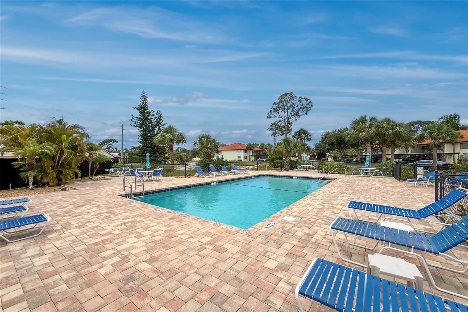 118 PINE HOLLOW DR #118