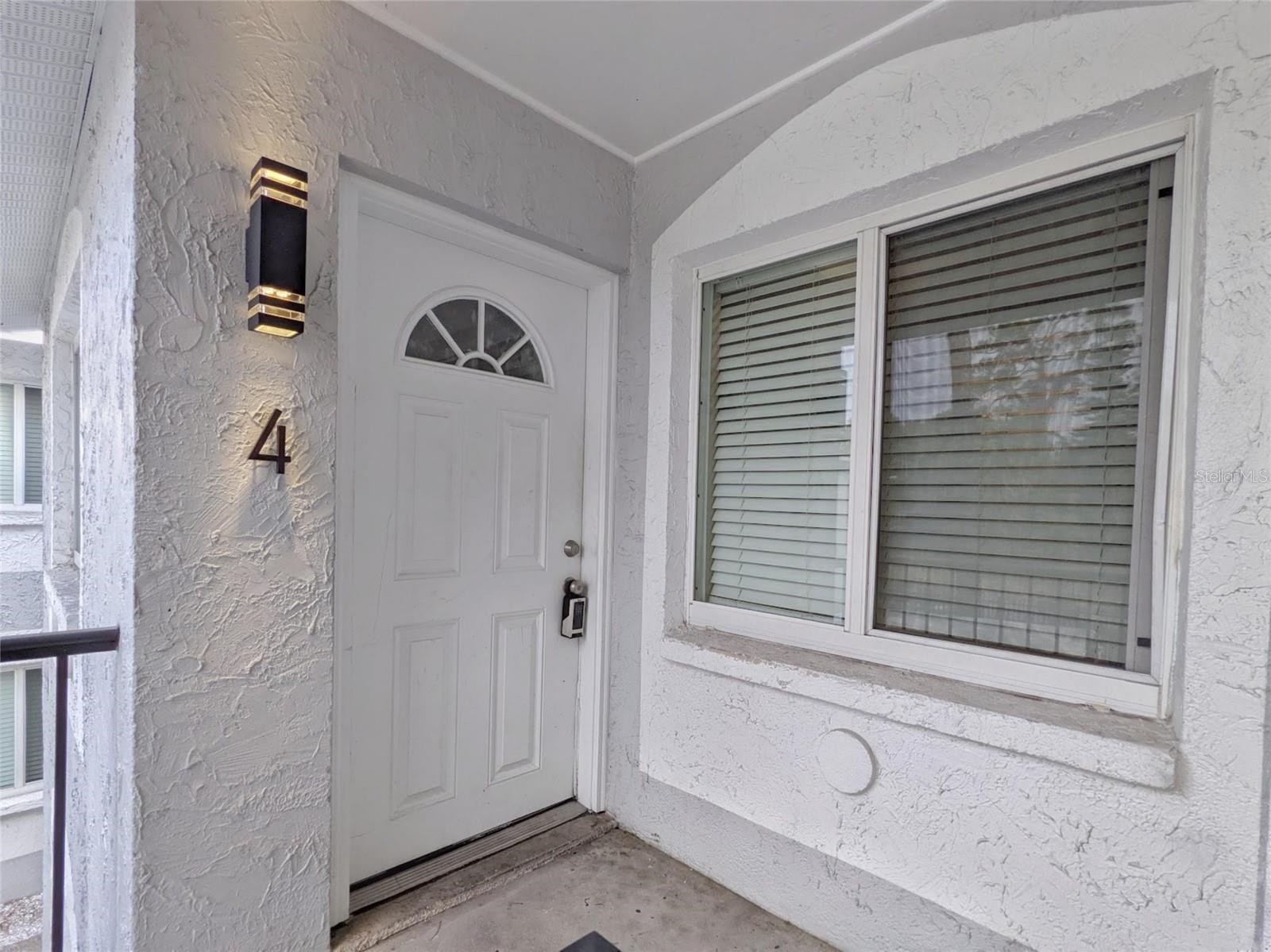 1090 COCOANUT AVE #4