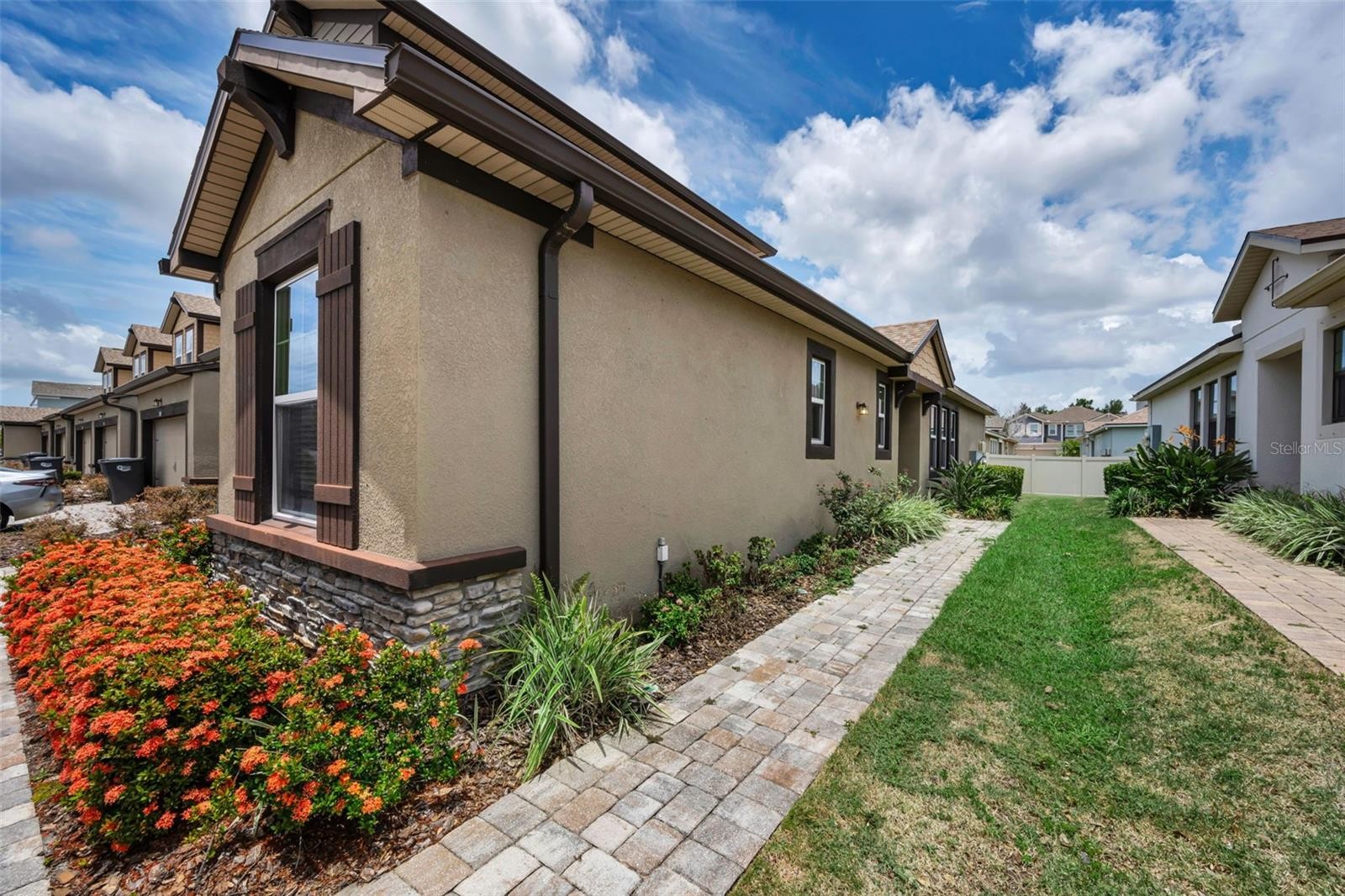 11823 BROOKSIDE DR