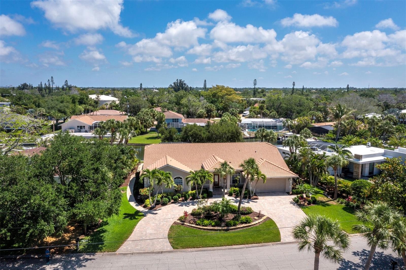 819 PARADISE WAY