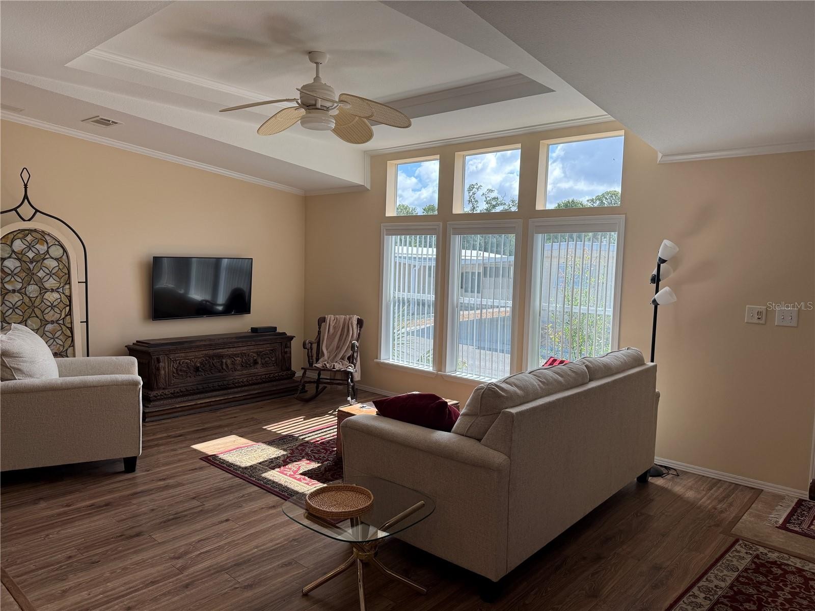 700 DAHLIA DR