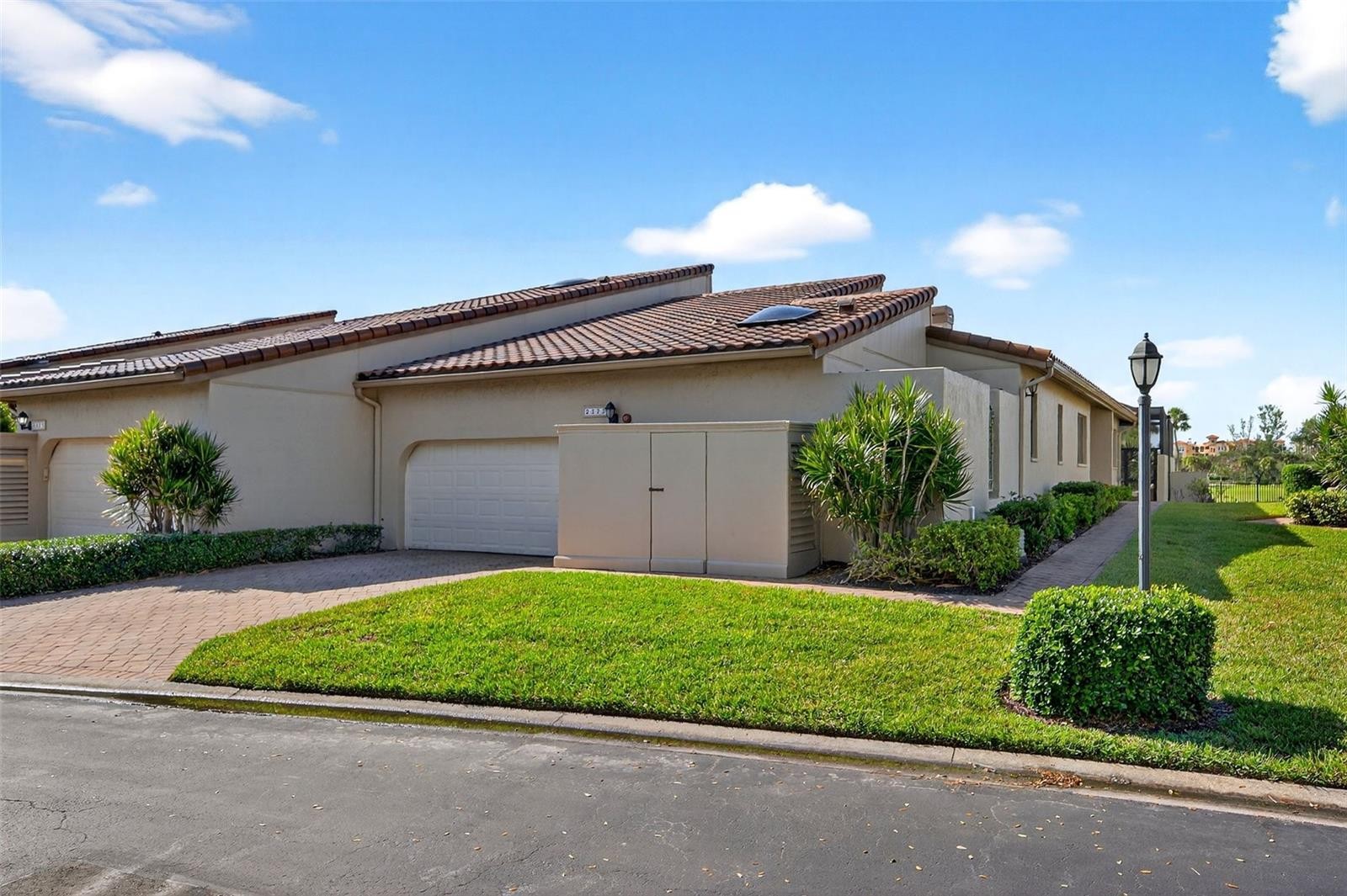 2323 HARBOUR OAKS DR