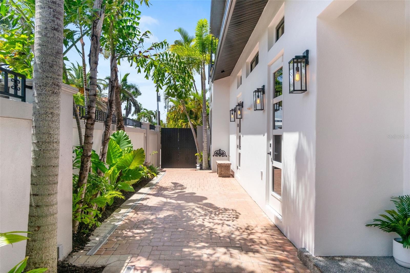 324 SIESTA DR