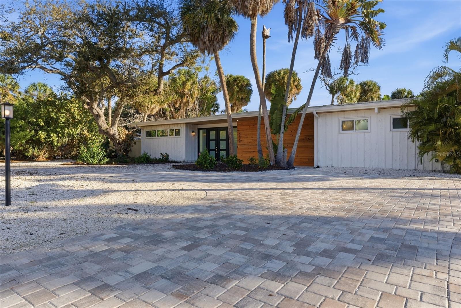 4879 COMMONWEALTH DR