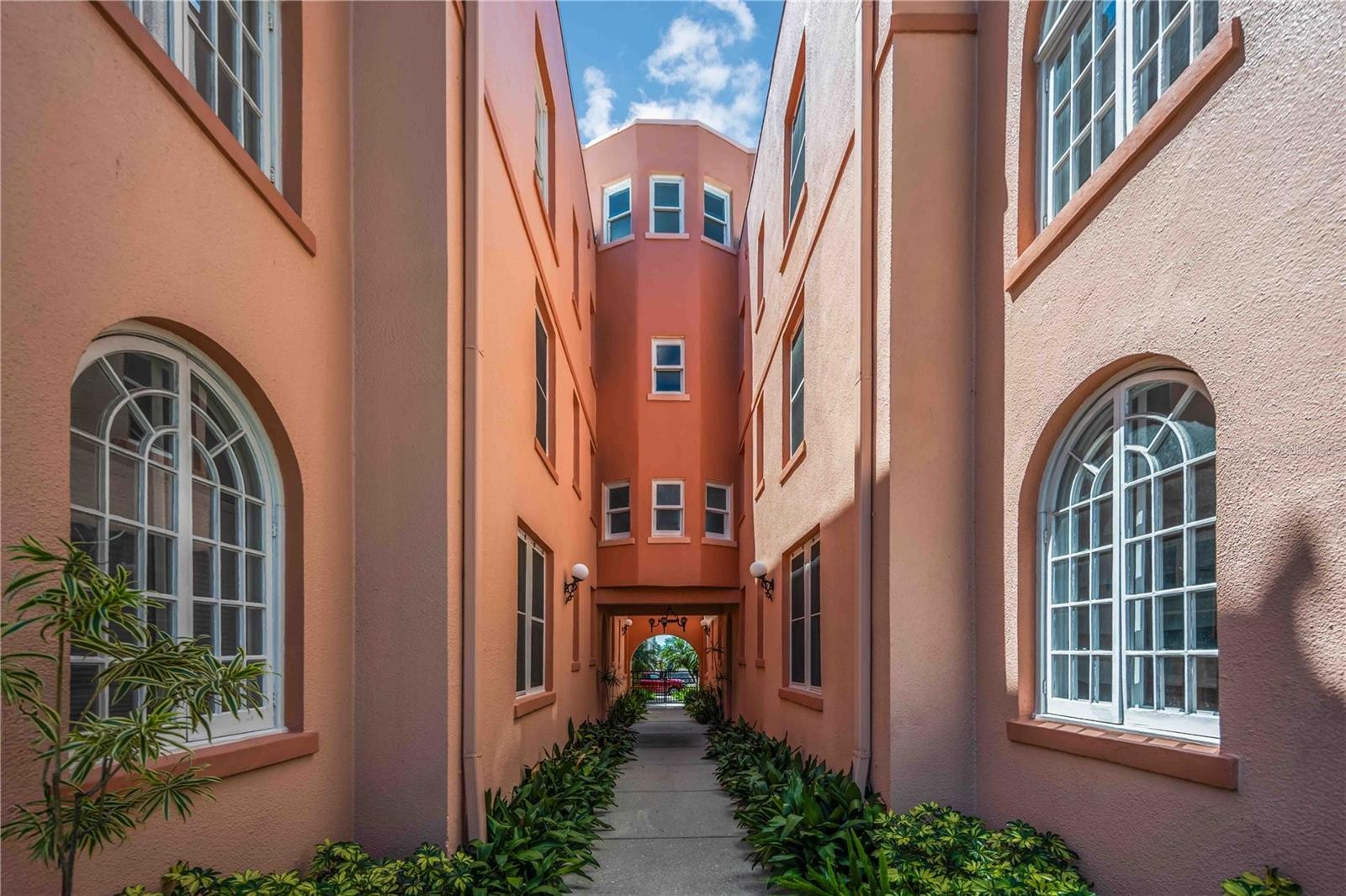 1221 N PALM AVE #203