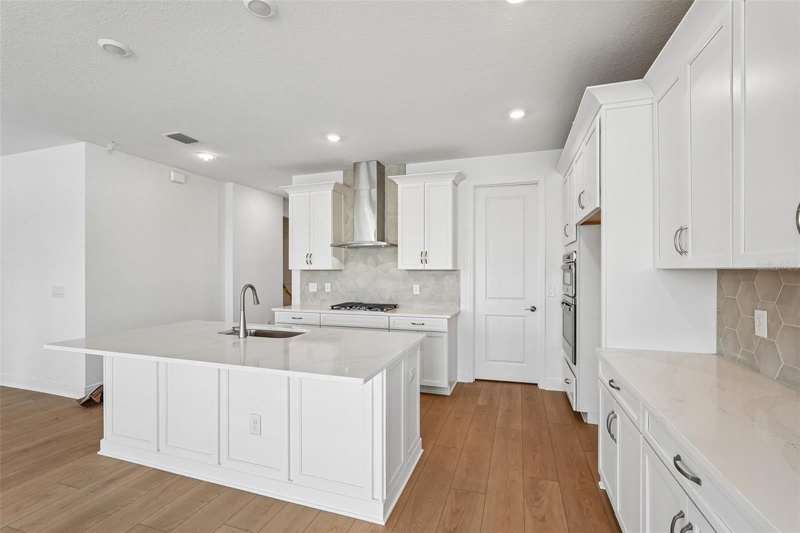 424 ALBERATA WAY