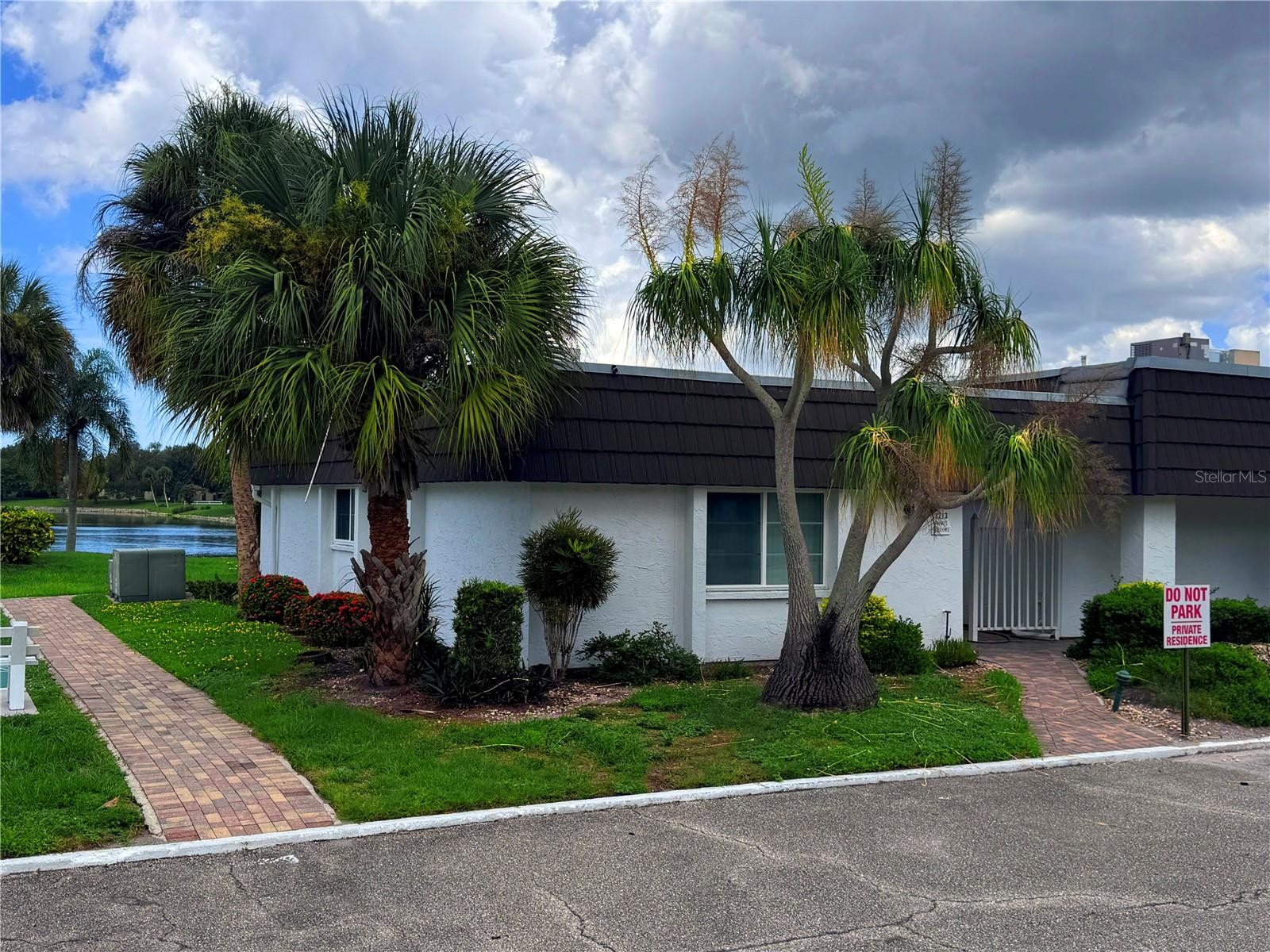 1213 GLEN OAKS DR E