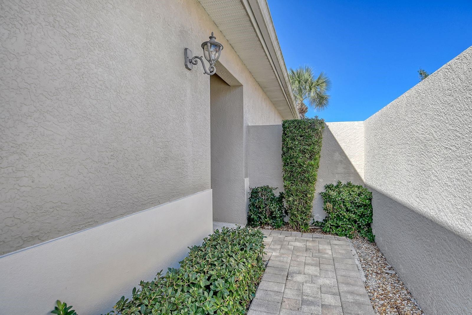 462 MONTELLUNA DR #4