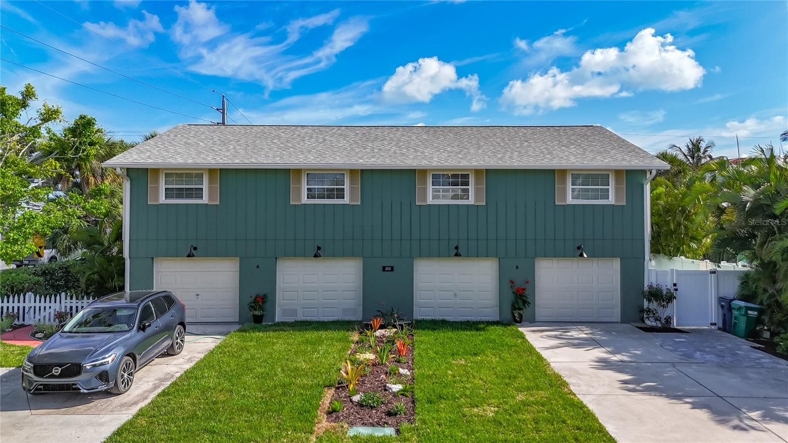 202 PEACOCK LN #B