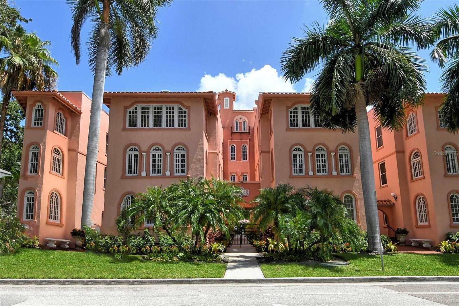 1221 N PALM AVE #305