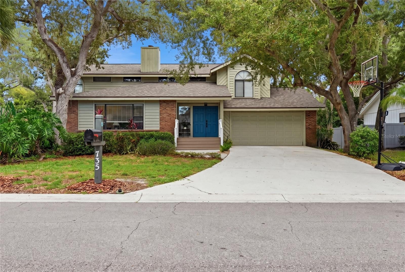 735 FORESTVIEW DR