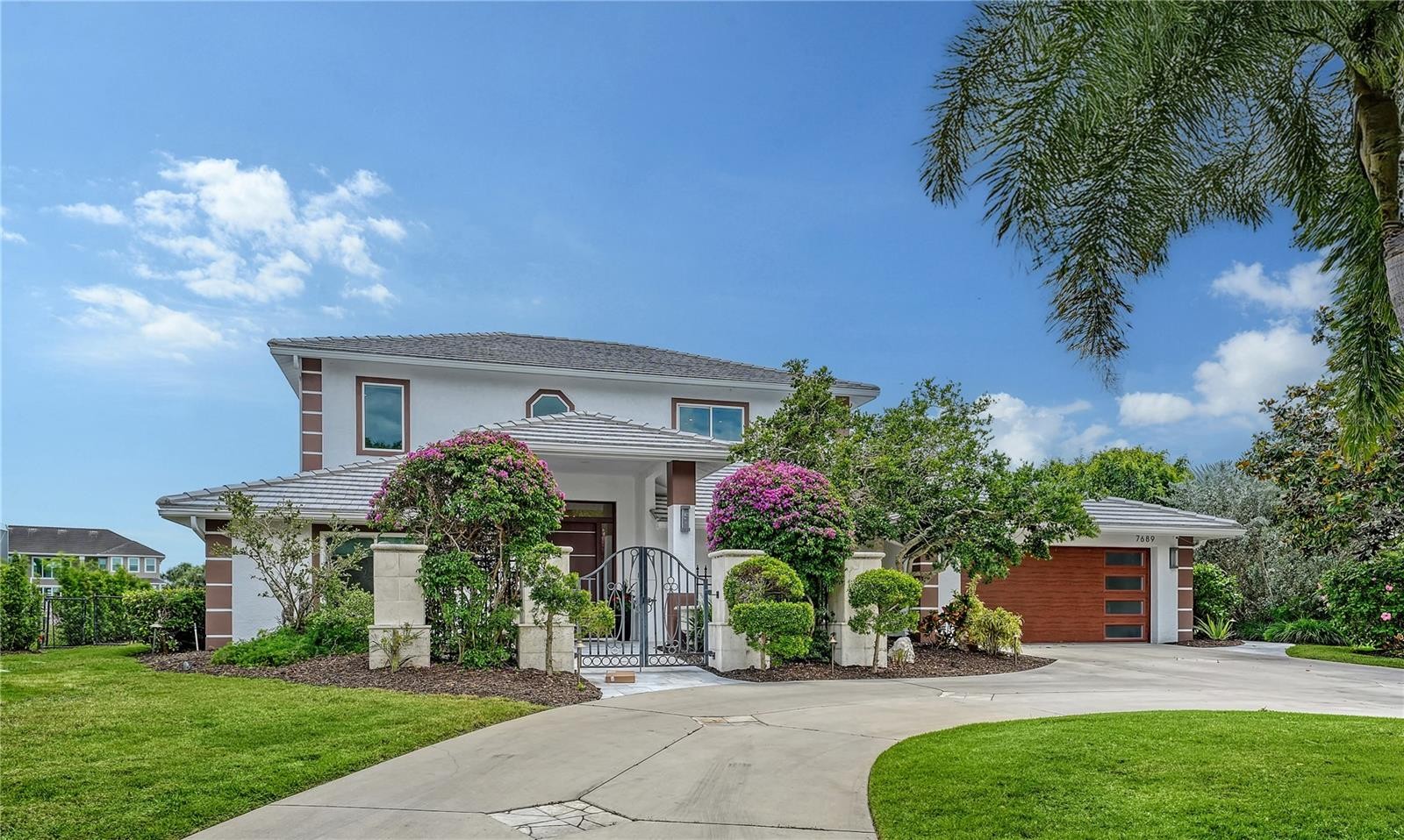 7689 COVE TER