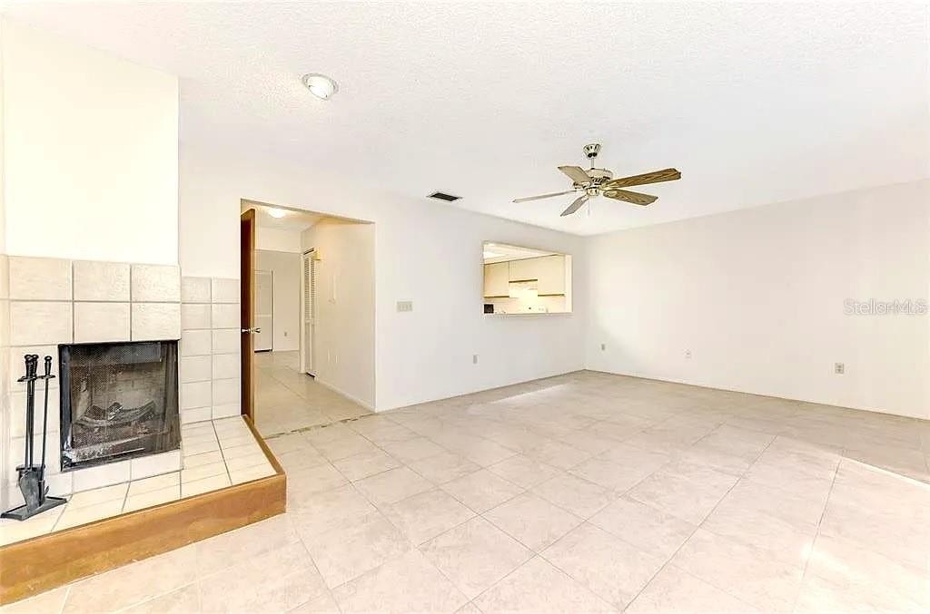 979 SUNRIDGE DR #114