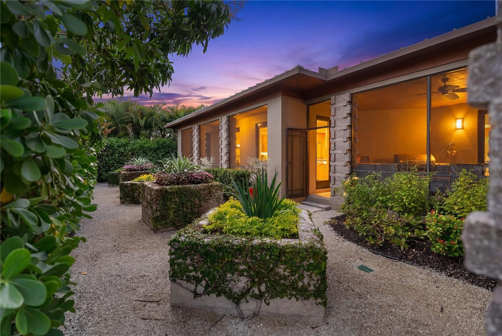 1804 N LAKE SHORE DR