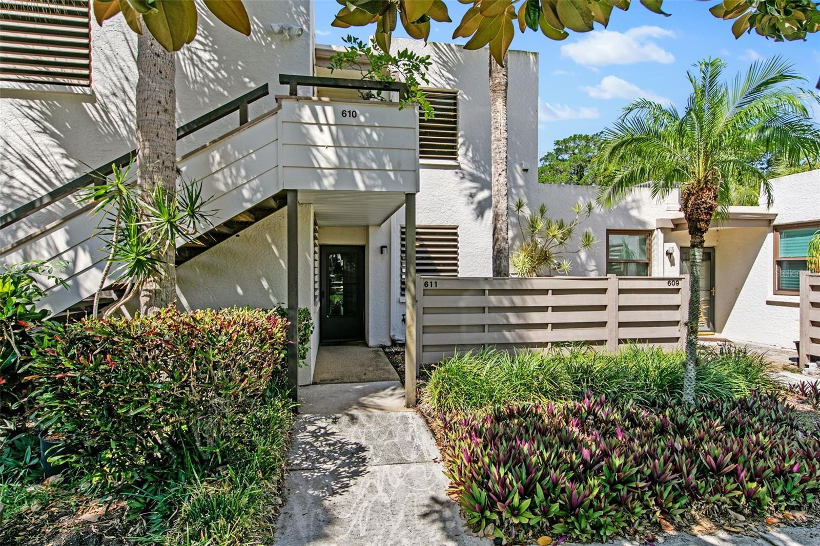 611 WOODLAWN DR #611