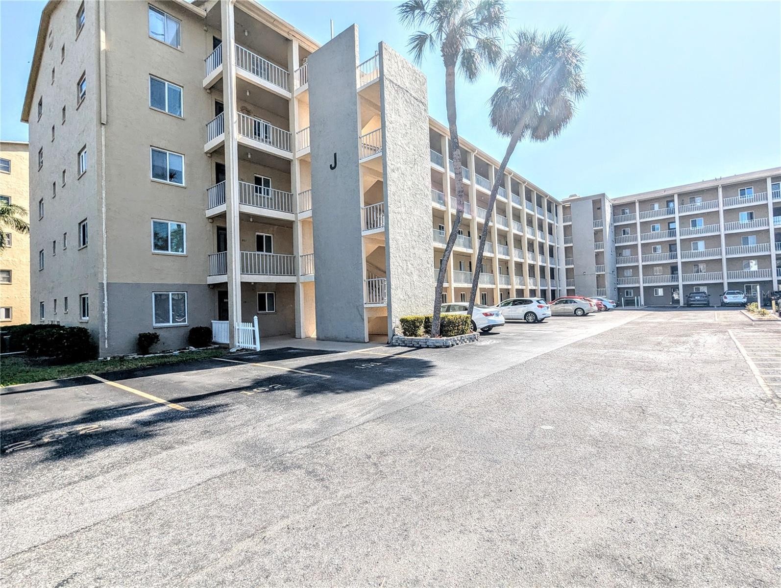 3559 LAKE BAYSHORE DR #J-204