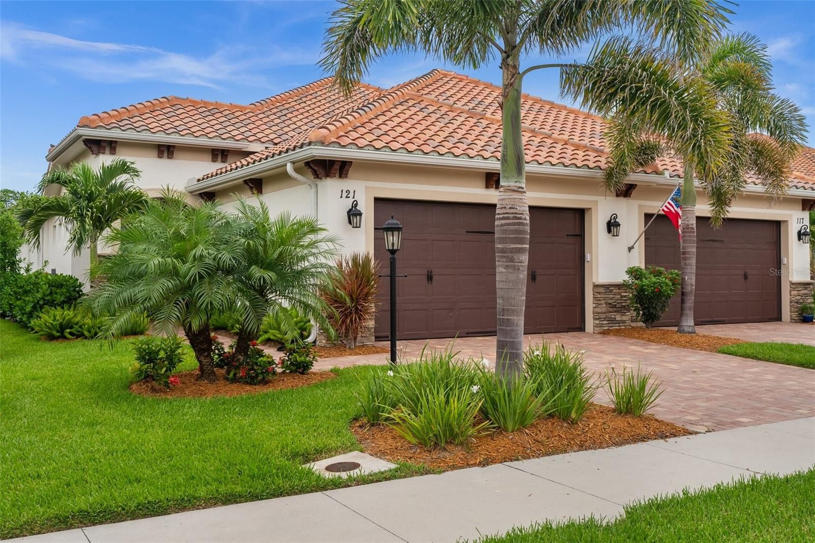 121 COLEBROOK CT