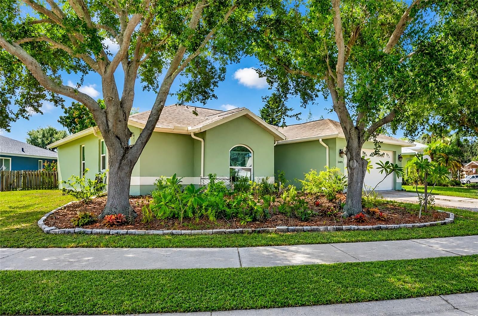 2405 ICECAPADE DR