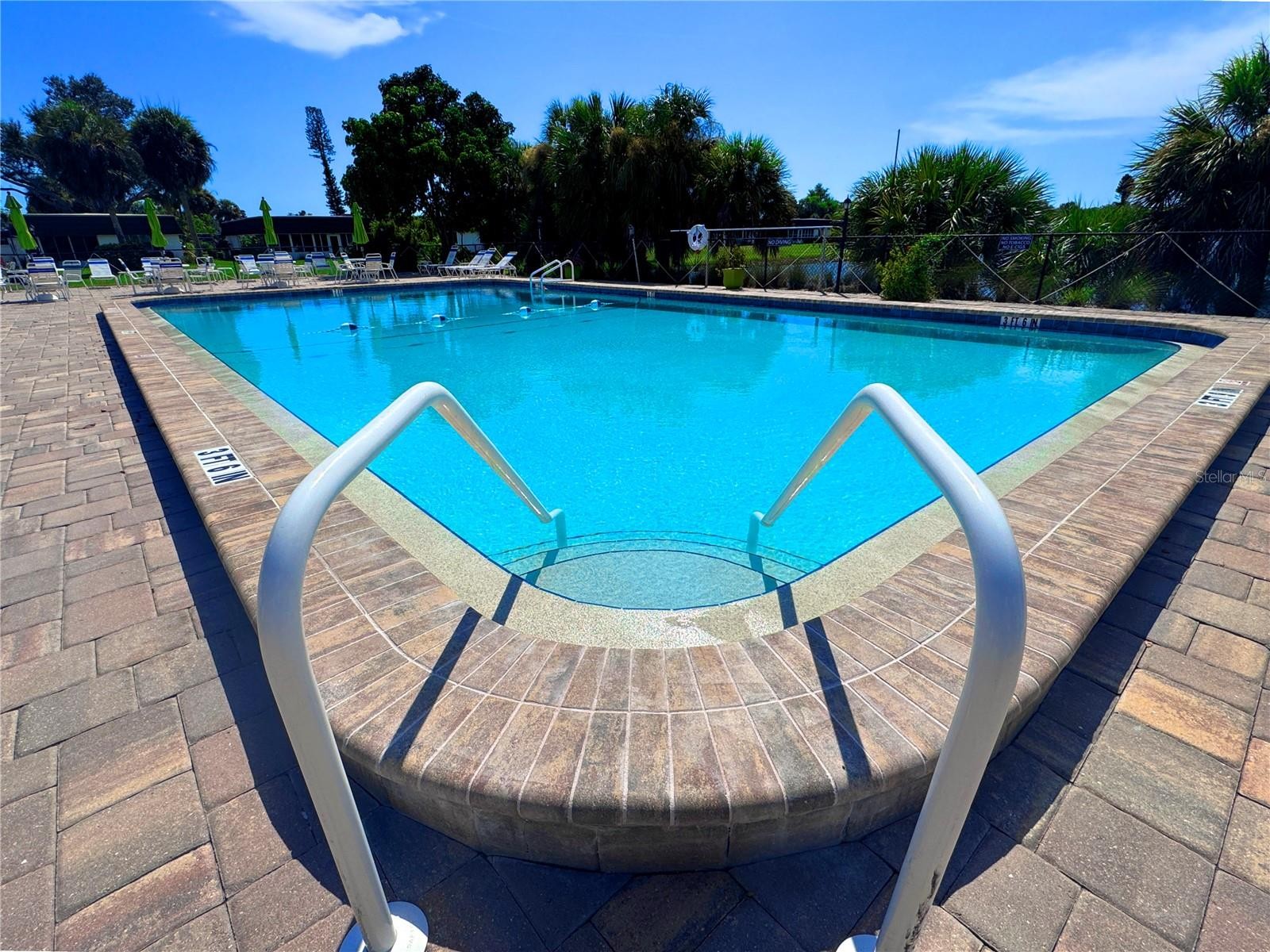 1213 GLEN OAKS DR E