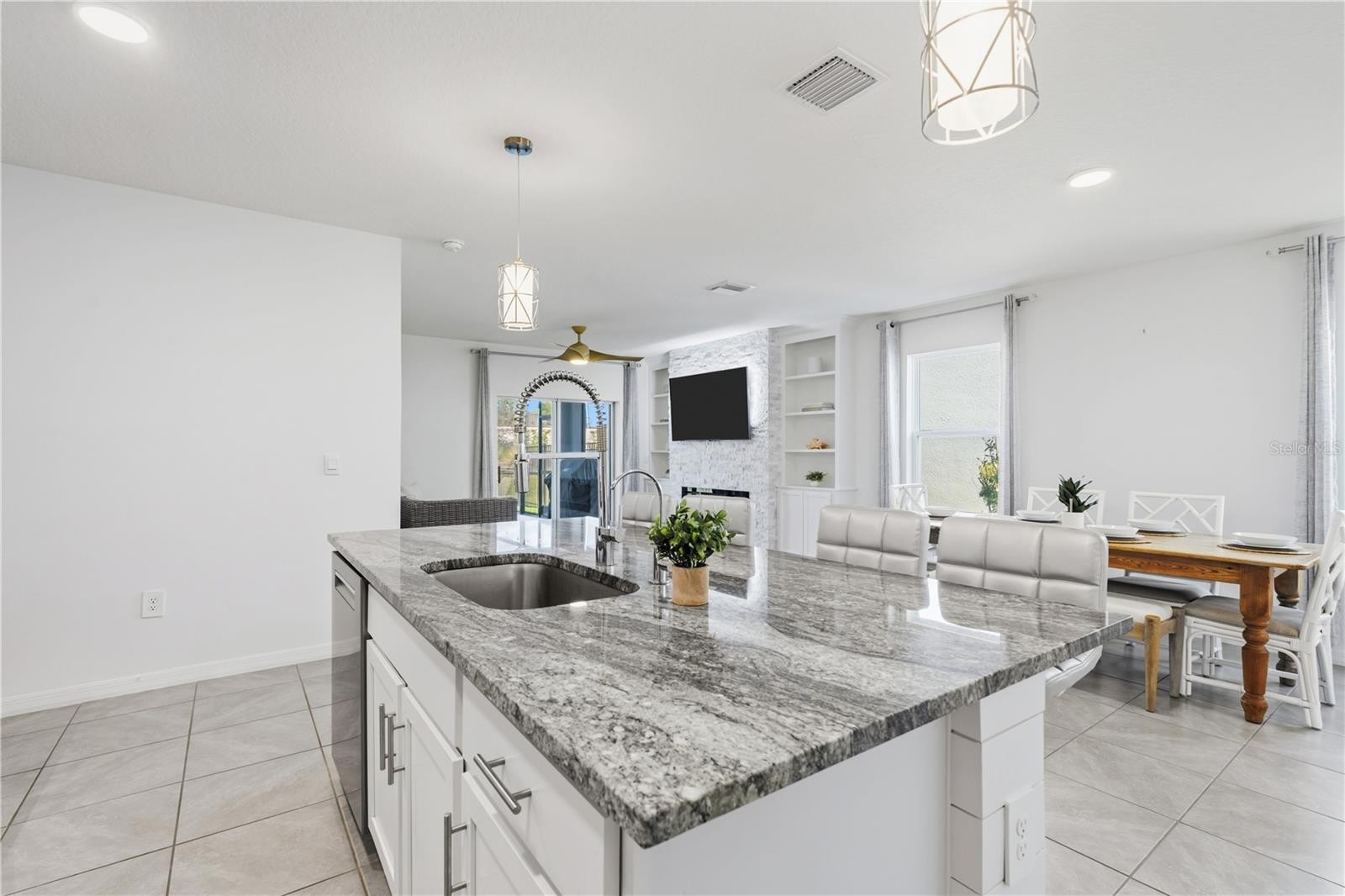 3307 HILLTOP CIR