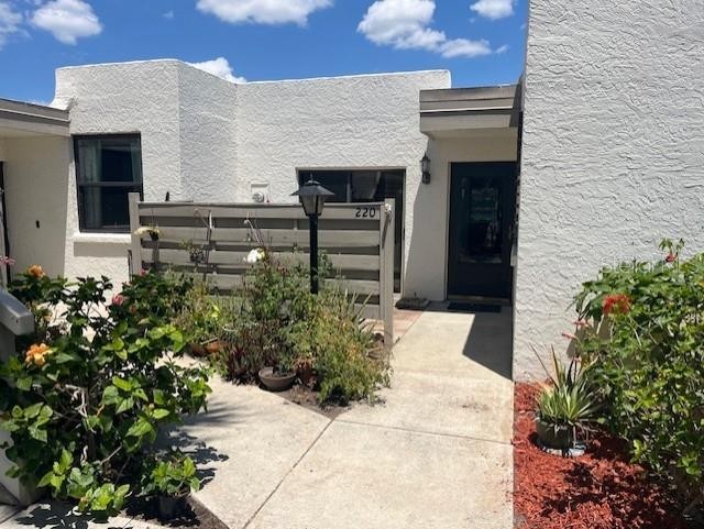 220 LAKEWOOD DR