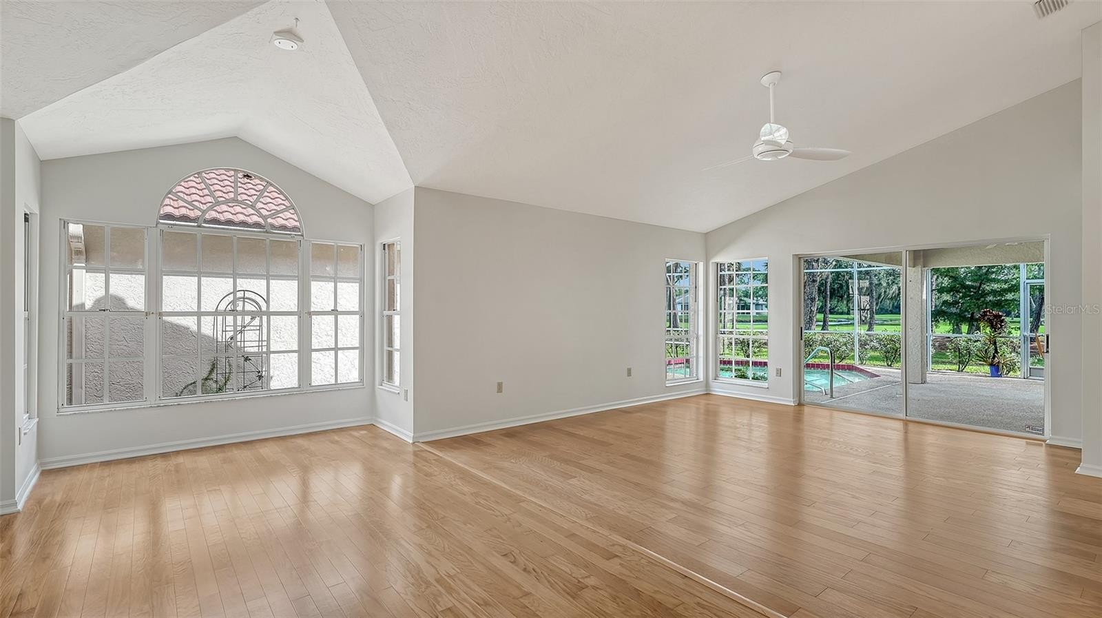 3944 LYNDHURST CT
