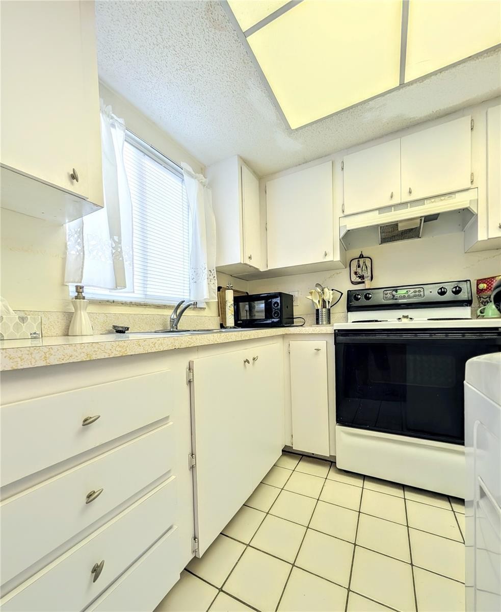 3559 LAKE BAYSHORE DR #J-204