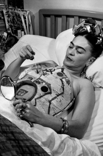 frida-kahlo-in-hospital-bed