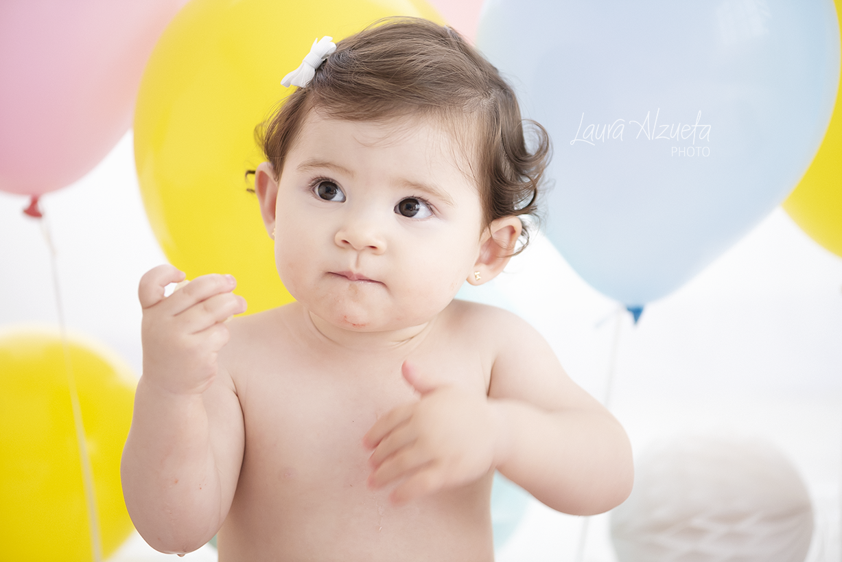 menina fofa fundo com balão de frutas smash the fruit aniversário de 1 ano de criança fotos de família no estúdio de fotografia laura alzueta em São Paulo