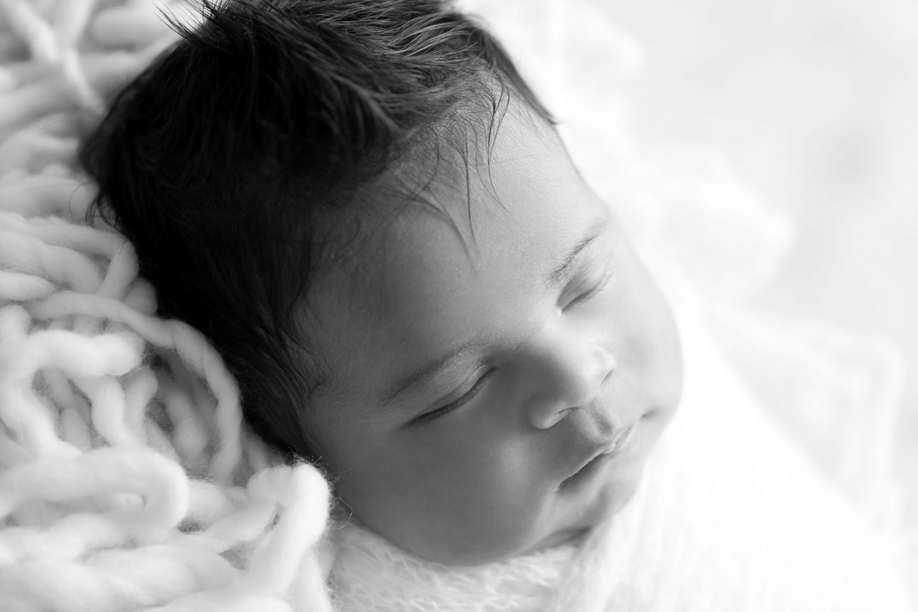 foto close up rosto de recém-nascido em wrap fotografai newborn