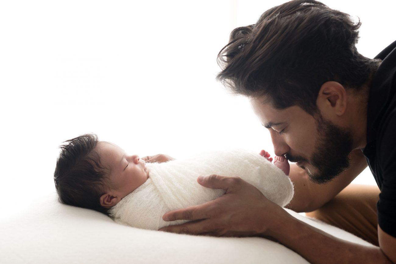 pai e filho fotografia newbonr bebe enrolado em wrap