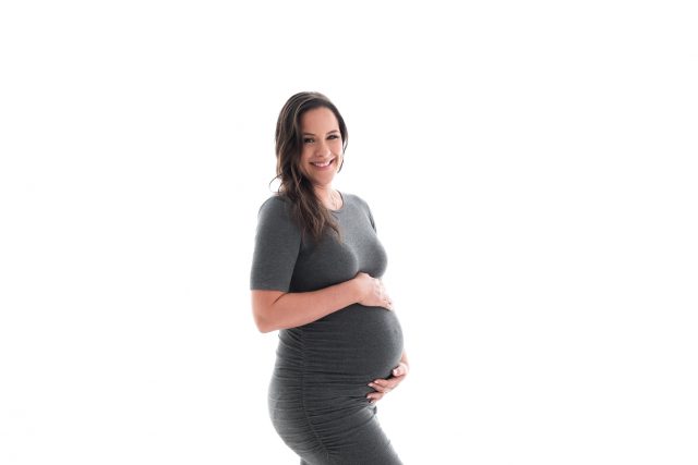 mulher grávida foto de gestante com look cinza roupas cinza o que vestir no ensaio gestante fotos de grávida estúdio de fotografia laura alzueta