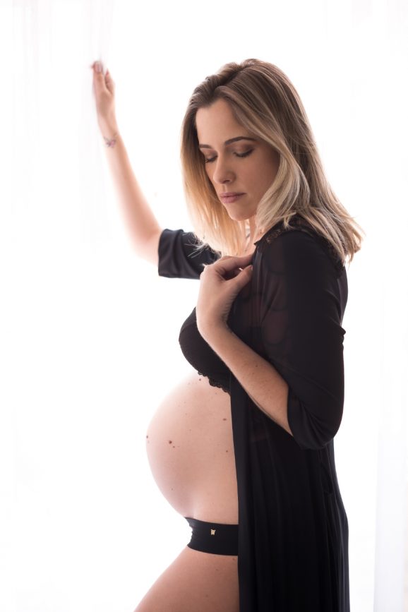gestante loira com robe preto look preto o que vestir no ensaio gestante fotos de grávida estúdio de fotografia laura alzueta