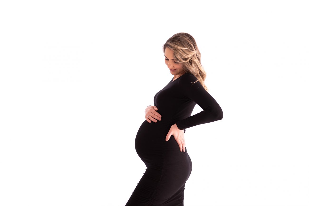 gestante com tubinho preto mulher loira grávida o que vestir no ensaio gestante fotos de grávida estúdio de fotografia laura alzueta