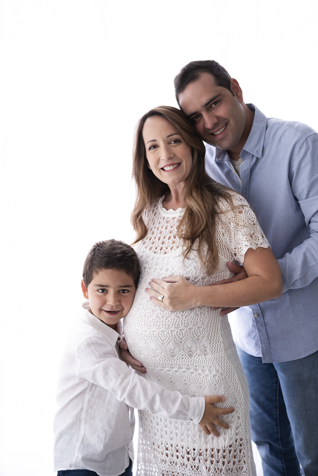 foto de família mulher grávida look branco e jeans o que vestir no ensaio gestante fotos de grávida estúdio de fotografia laura alzueta
