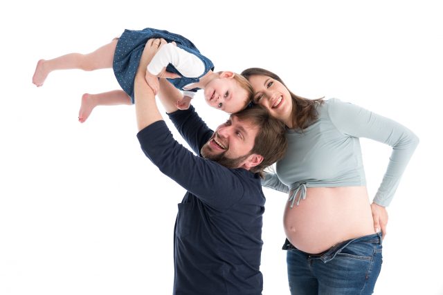 fotos de família com roupas claras e jeans o que vestir no ensaio gestante fotos de grávida estúdio de fotografia laura alzueta