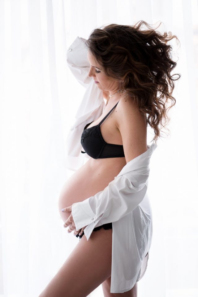 gestante com lingerie preta e camisa branca o que vestir no ensaio gestante fotos de grávida estúdio de fotografia laura alzueta