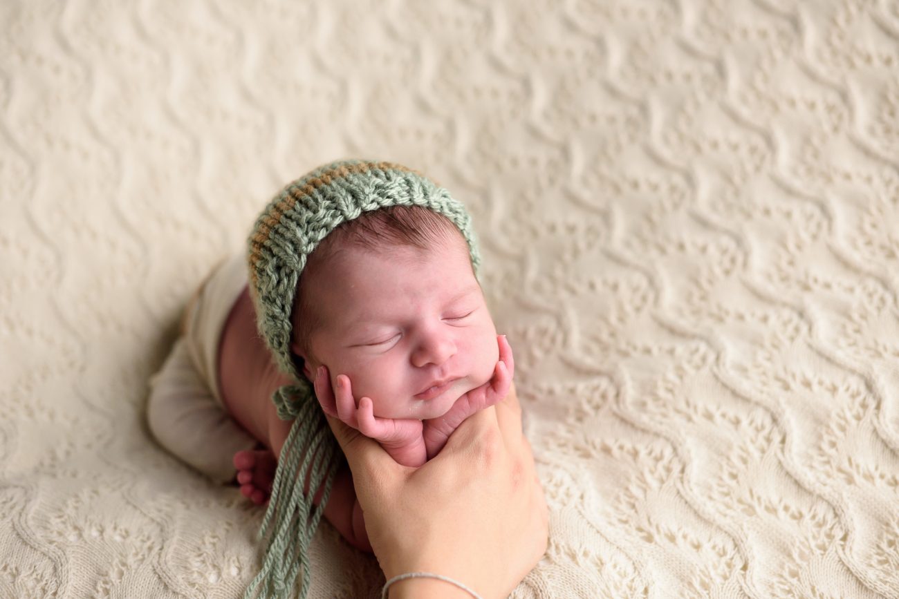 manuseio do bebê posições seguras conforto e posicionamento do bebê estúdio de fotografia newborn fotógrafa especializada em bebês recém-nascidos importância da ABFRN associação de fotógrafos recém-nascidos